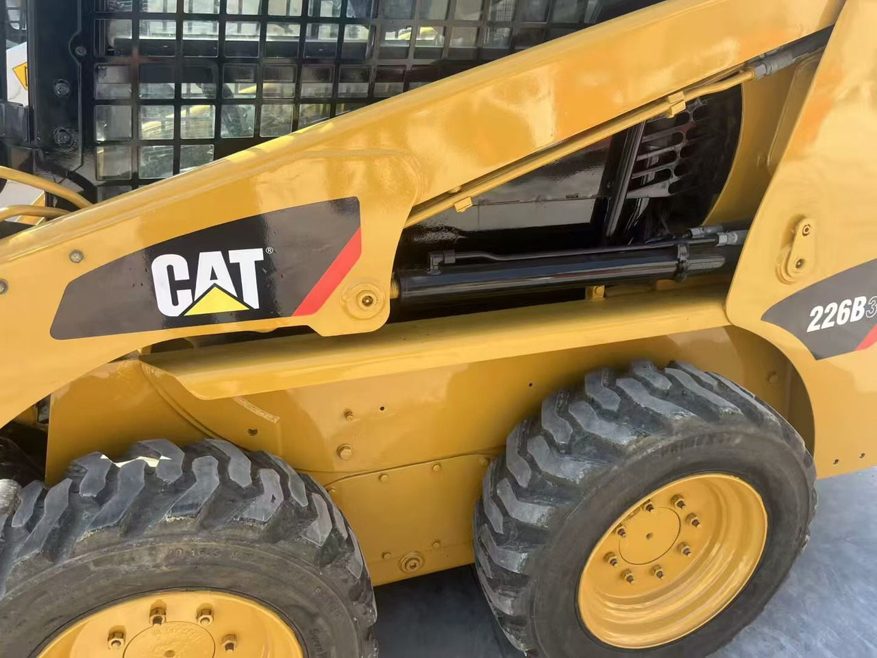 CAT 226B3 - Компактен натоварувач: слика 3 CAT 226B3 - Компактен натоварувач: слика 3