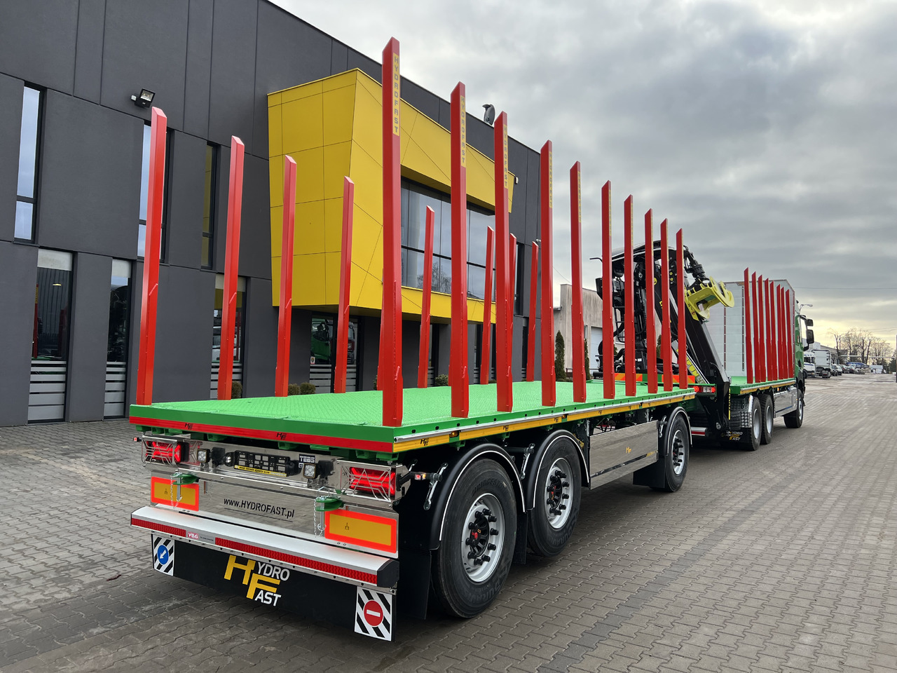 Hydrofast Przyczepa platforma 3 osiowa do przewozu drewna / 3-axle platform trailer for timber transport - Приколка платформа: слика 2 Hydrofast Przyczepa platforma 3 osiowa do przewozu drewna / 3-axle platform trailer for timber transport - Приколка платформа: слика 2