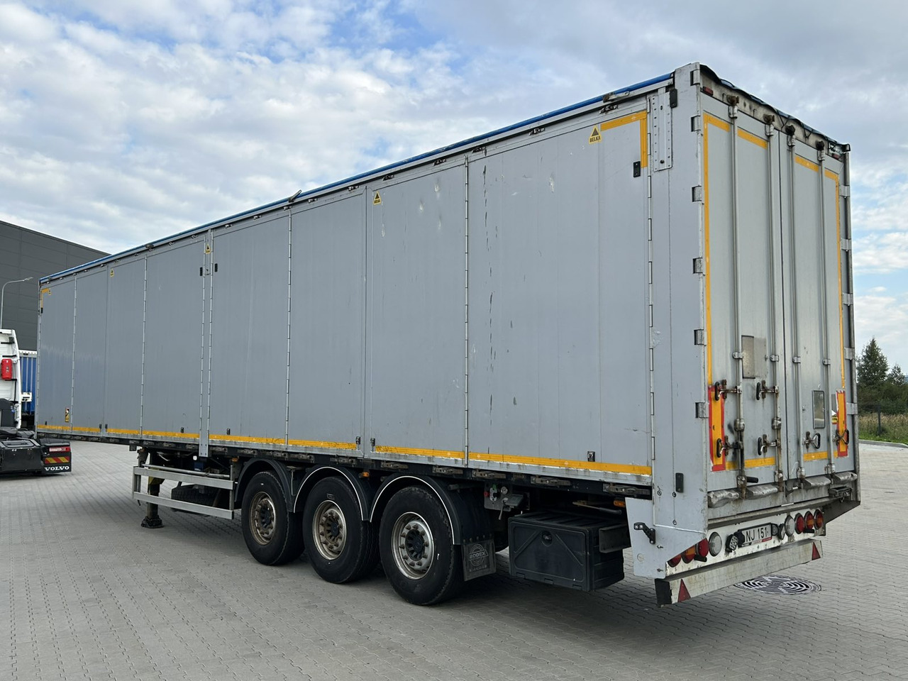 BODEX KIS 3F - Полуприколка со подвижен под за истовар: слика 3 BODEX KIS 3F - Полуприколка со подвижен под за истовар: слика 3
