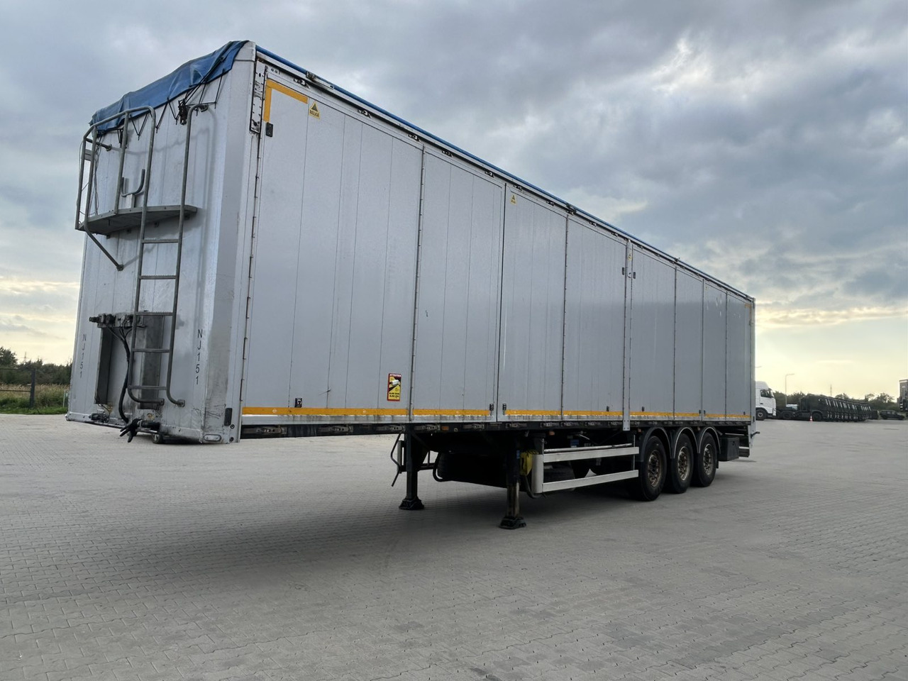 BODEX KIS 3F - Полуприколка со подвижен под за истовар: слика 1 BODEX KIS 3F - Полуприколка со подвижен под за истовар: слика 1