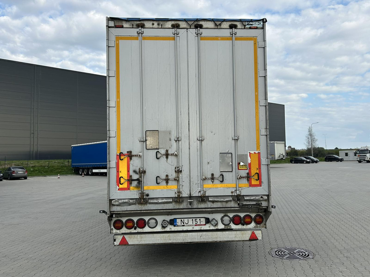 BODEX KIS 3F - Полуприколка со подвижен под за истовар: слика 4 BODEX KIS 3F - Полуприколка со подвижен под за истовар: слика 4