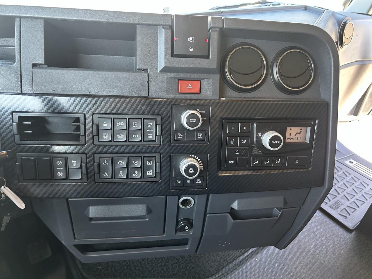 Камион влекач Renault T520: слика 12