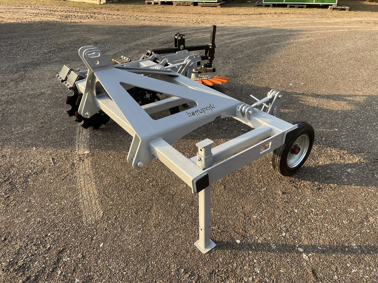 Berrypark Obstgartengerät – Seitenhäcksler / Orchard Weeder / Sarcleuse arboricole / Pielnik sadowniczy - Култиватор: слика 1 Berrypark Obstgartengerät – Seitenhäcksler / Orchard Weeder / Sarcleuse arboricole / Pielnik sadowniczy - Култиватор: слика 1