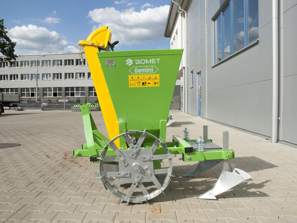 Bomet Kartoffelpflanzmaschine / Potato planter / Planteuse de pomme de terre / Piantapatate / Sadzarka ziemniaków - Садачка за компир: слика 3 Bomet Kartoffelpflanzmaschine / Potato planter / Planteuse de pomme de terre / Piantapatate / Sadzarka ziemniaków - Садачка за компир: слика 3