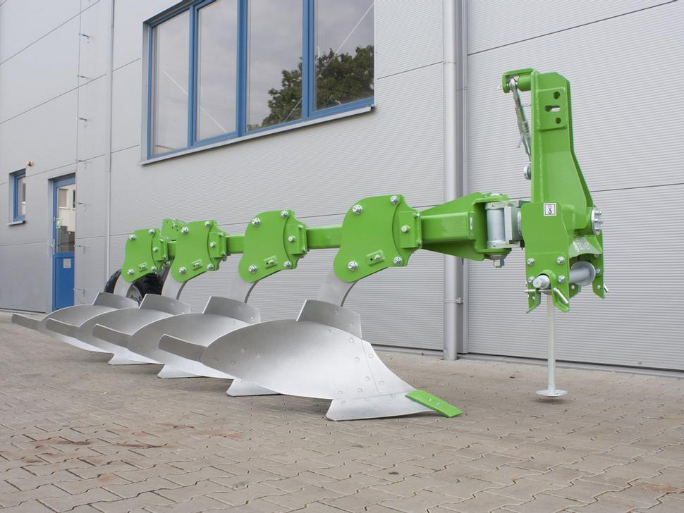 Bomet Pflüge / Single-beam plow / Charrue mono-poutre / Aratro / Плуг / Pług jednobelkowy Libra 3+1 - Плуг: слика 1 Bomet Pflüge / Single-beam plow / Charrue mono-poutre / Aratro / Плуг / Pług jednobelkowy Libra 3+1 - Плуг: слика 1