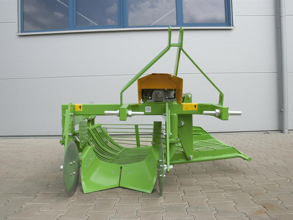 Bomet Siebkettenroder / Potato digger / Arracheuse de pomme de terre / Scavapatate / Однорядная картофельная копалка / Kopaczka do ziemniaków Ursa Z655 - Комбајн за компир: слика 1 Bomet Siebkettenroder / Potato digger / Arracheuse de pomme de terre / Scavapatate / Однорядная картофельная копалка / Kopaczka do ziemniaków Ursa Z655 - Комбајн за компир: слика 1