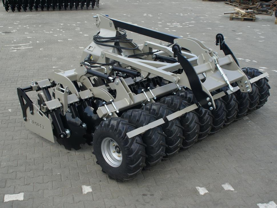 Нов Ситнач со дискови ROLEX Scheibenegge /  Disc harrow with hydropack and tire roller / Dechaumeur à disques / Erpice a dischi / Дисковая борона с гидропаком и колёсным катком / Agregat talerzowy uprawowy z hydropackiem i: слика 16