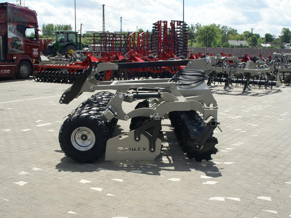 Нов Ситнач со дискови ROLEX Scheibenegge /  Disc harrow with hydropack and tire roller / Dechaumeur à disques / Erpice a dischi / Дисковая борона с гидропаком и колёсным катком / Agregat talerzowy uprawowy z hydropackiem i: слика 8