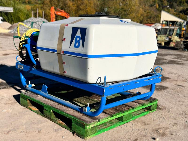 BLANCHARD CUVE D'ARROSAGE PULVERISATEUR AVEC POMPE ELECTRIQUE SUR BERCE (NET DE TVA) - Распрскувач монтиран на трактор: слика 3 BLANCHARD CUVE D'ARROSAGE PULVERISATEUR AVEC POMPE ELECTRIQUE SUR BERCE (NET DE TVA) - Распрскувач монтиран на трактор: слика 3