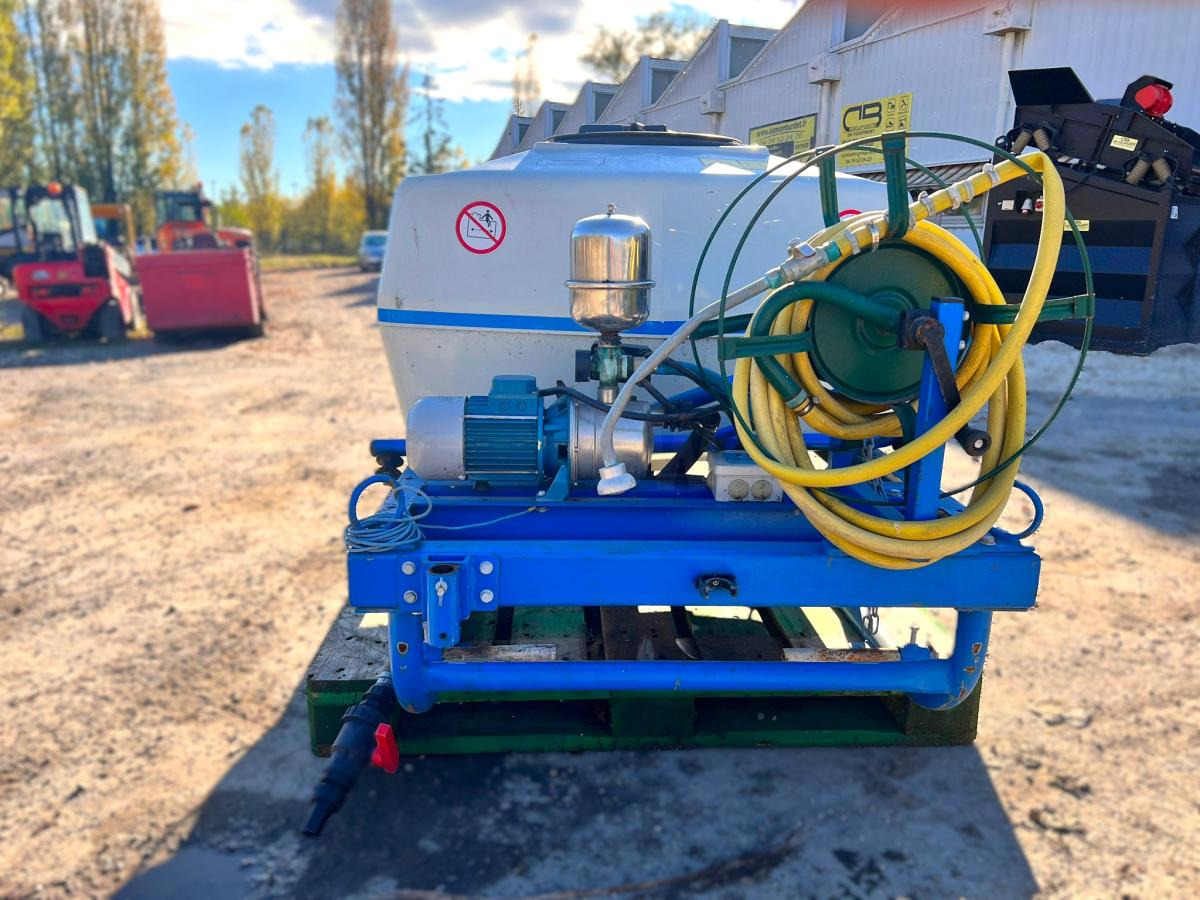BLANCHARD CUVE D'ARROSAGE PULVERISATEUR AVEC POMPE ELECTRIQUE SUR BERCE (NET DE TVA) - Распрскувач монтиран на трактор: слика 2 BLANCHARD CUVE D'ARROSAGE PULVERISATEUR AVEC POMPE ELECTRIQUE SUR BERCE (NET DE TVA) - Распрскувач монтиран на трактор: слика 2