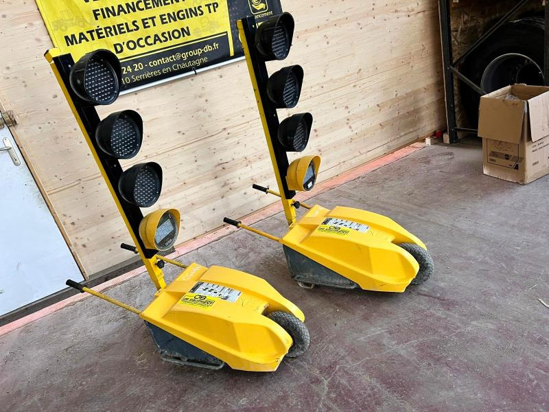 FEUX DE CHANTIER TRICOLORES TTS TEMPO AVEC TELECOMMANDE D'OCCASION - Градежна опрема: слика 4 FEUX DE CHANTIER TRICOLORES TTS TEMPO AVEC TELECOMMANDE D'OCCASION - Градежна опрема: слика 4