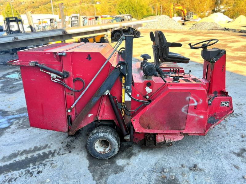 YNO 135-3 VEH Balayeuse diesel - Возило за метење: слика 3 YNO 135-3 VEH Balayeuse diesel - Возило за метење: слика 3