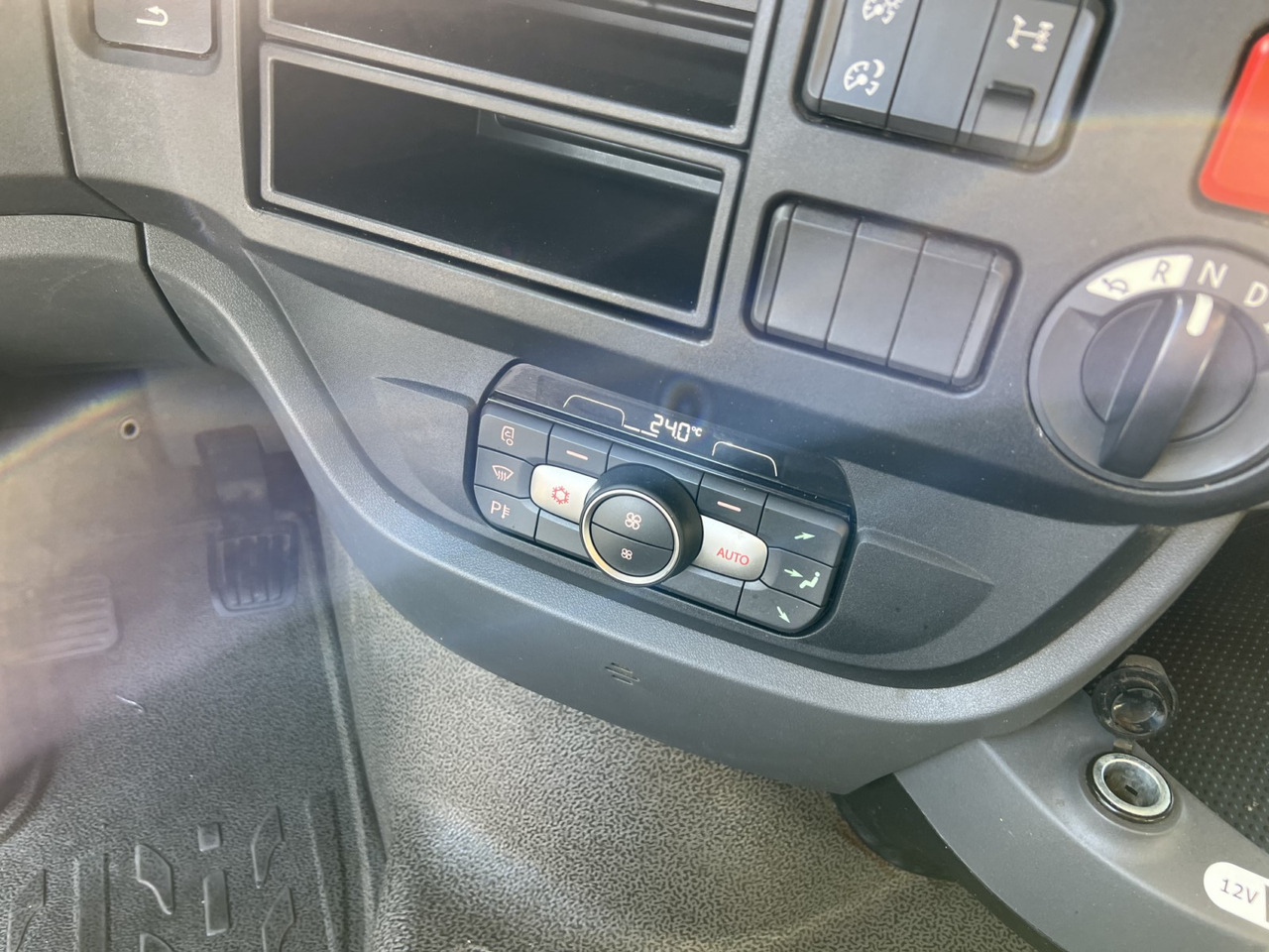 Камион влекач DAF XF530: слика 19