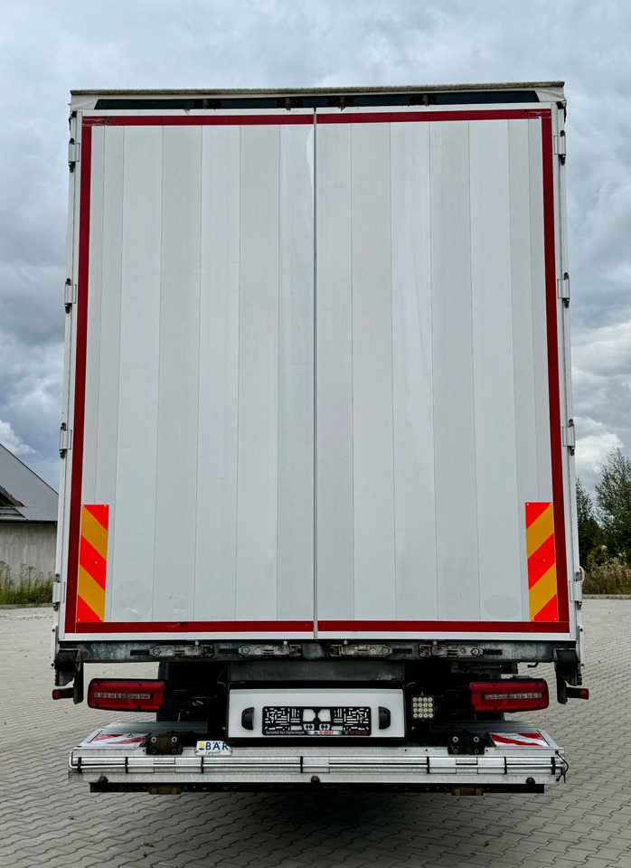 MAN MAN TGM 18.320 ROK PRODUKCJI 2020 NUMER VIN WMAN18ZZ6LY407218 PRZEBIEG 590 TYŚ KM ABS KLIMATYZACJA EL.SZYBY EL.LUSTERKA WIELOFUNKCYJNA KIEROWNICA LODÓWKA KABINA SYPIALNA DWA ŁÓŻKA OGRZEWANIE POSTOJO - Камион со церада: слика 4 MAN MAN TGM 18.320 ROK PRODUKCJI 2020 NUMER VIN WMAN18ZZ6LY407218 PRZEBIEG 590 TYŚ KM ABS KLIMATYZACJA EL.SZYBY EL.LUSTERKA WIELOFUNKCYJNA KIEROWNICA LODÓWKA KABINA SYPIALNA DWA ŁÓŻKA OGRZEWANIE POSTOJO - Камион со церада: слика 4