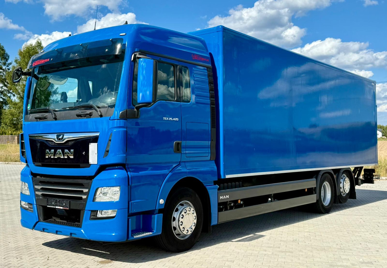 MAN TGX 26.420 / KONTENER / WINDA / 8.5 M DŁUGOŚCI / 21 EUROPALET / 6x2 / 3 OŚ PODNOSZONA I SKRĘTNA / ŁADOWNOŚĆ 14 415 KG / 2018 ROK / Z NIEMIEC - Камион сандучар: слика 2 MAN TGX 26.420 / KONTENER / WINDA / 8.5 M DŁUGOŚCI / 21 EUROPALET / 6x2 / 3 OŚ PODNOSZONA I SKRĘTNA / ŁADOWNOŚĆ 14 415 KG / 2018 ROK / Z NIEMIEC - Камион сандучар: слика 2