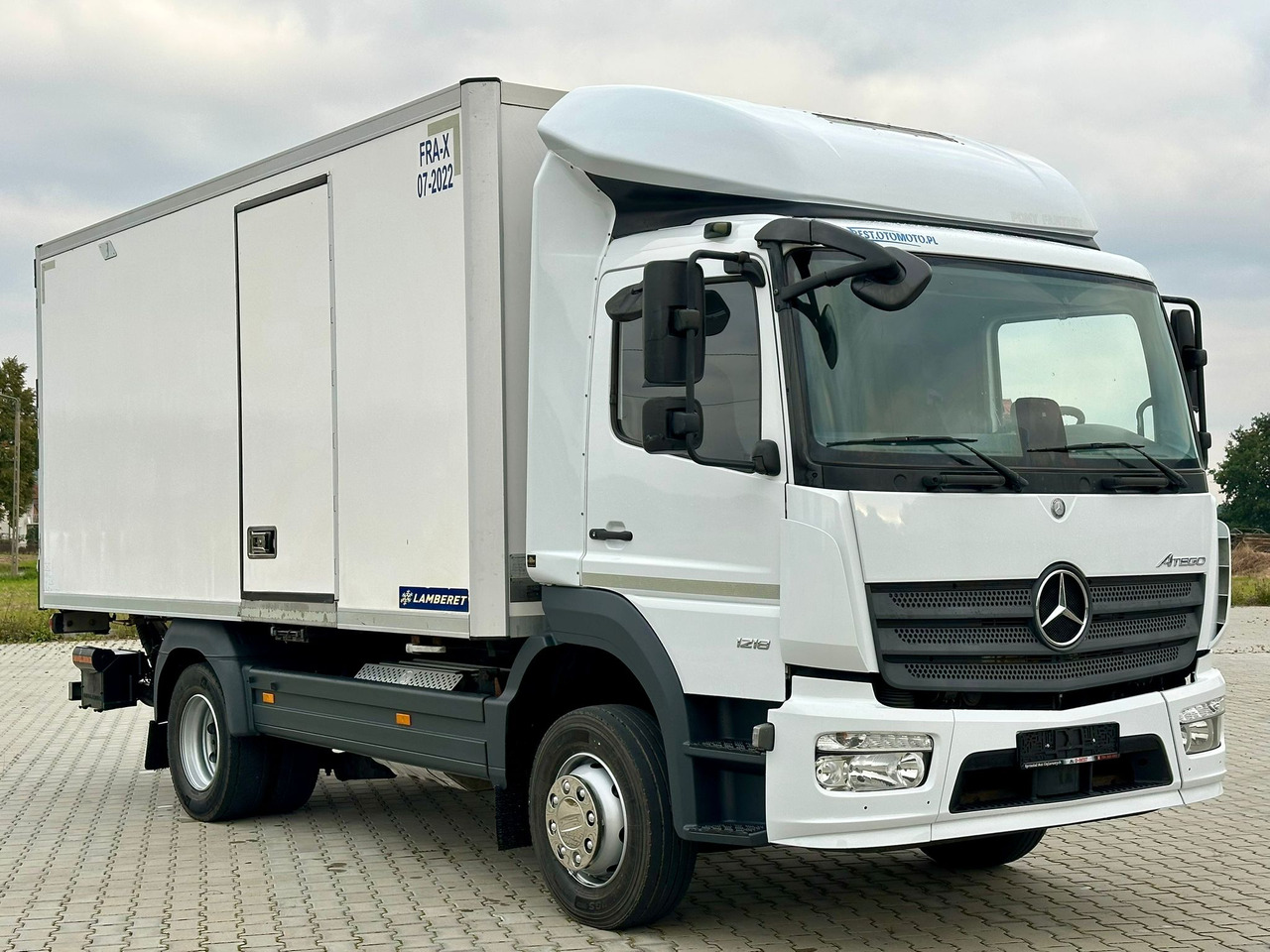 MERCEDES-BENZ ATEGO 1218 / CHŁODNIA / WINDA / 12 PALET / 5.10 M DŁUGOŚCI / AUTOMAT / LAMBERET / 5090 KG ŁADOWNOŚCI - Камион ладилник: слика 1 MERCEDES-BENZ ATEGO 1218 / CHŁODNIA / WINDA / 12 PALET / 5.10 M DŁUGOŚCI / AUTOMAT / LAMBERET / 5090 KG ŁADOWNOŚCI - Камион ладилник: слика 1