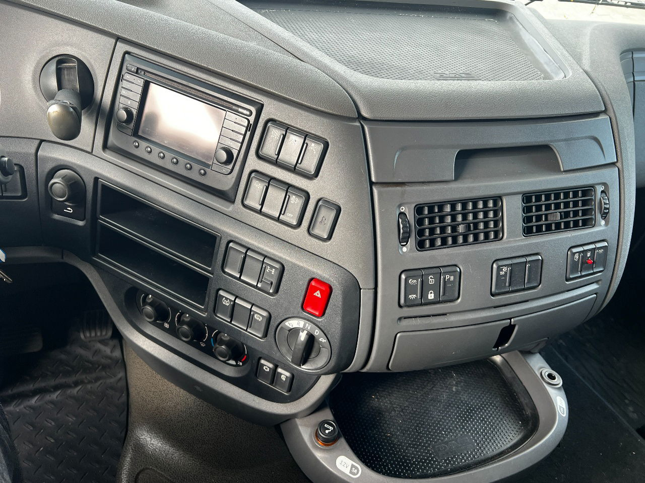 Камион влекач DAF XF 440 SSC, Full spoilers: слика 13