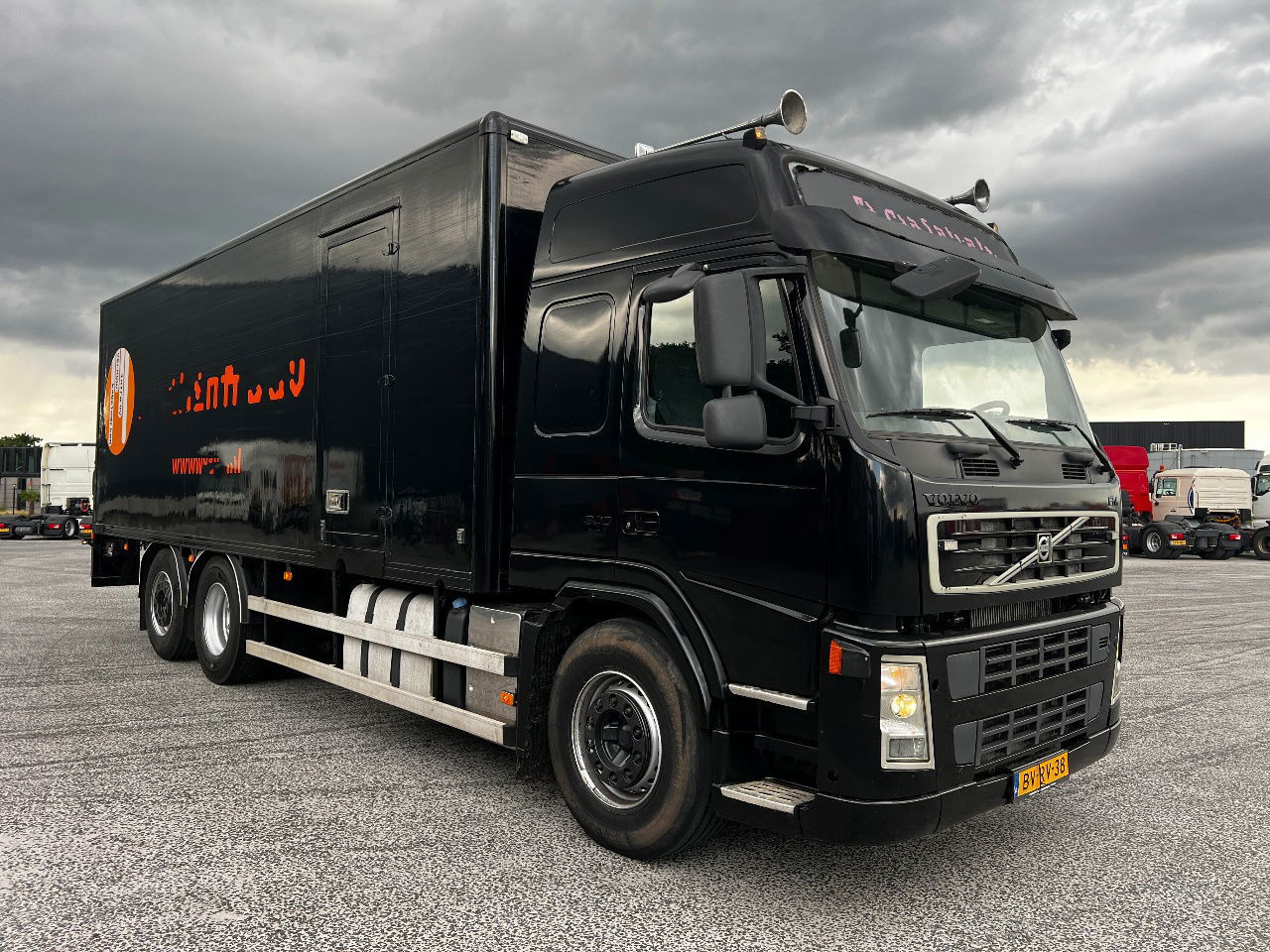 Volvo FM 9.300 Globe 6x2, Euro 5 - Камион сандучар: слика 2 Volvo FM 9.300 Globe 6x2, Euro 5 - Камион сандучар: слика 2