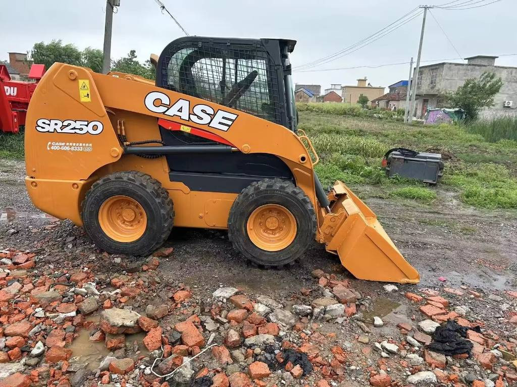 CASE SR 250 - Компактен натоварувач: слика 1 CASE SR 250 - Компактен натоварувач: слика 1