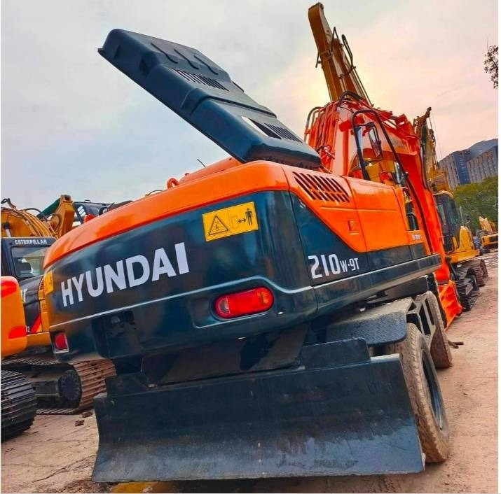 Hyundai 210 W-9 - Багер на тркала: слика 2 Hyundai 210 W-9 - Багер на тркала: слика 2
