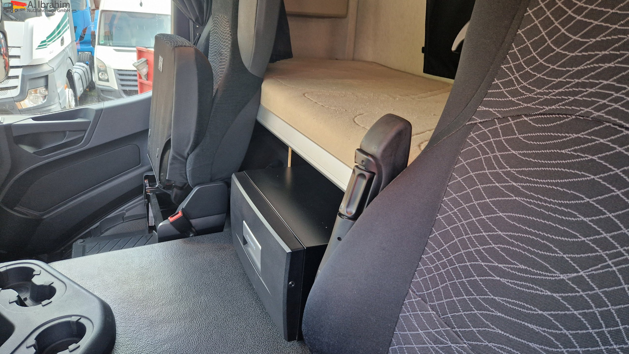 Лизинг на Mercedes-Benz 1840 3x 1840, 2x 1846 Mercedes-Benz 1840 3x 1840, 2x 1846: слика 7 Лизинг на Mercedes-Benz 1840 3x 1840, 2x 1846 Mercedes-Benz 1840 3x 1840, 2x 1846: слика 7