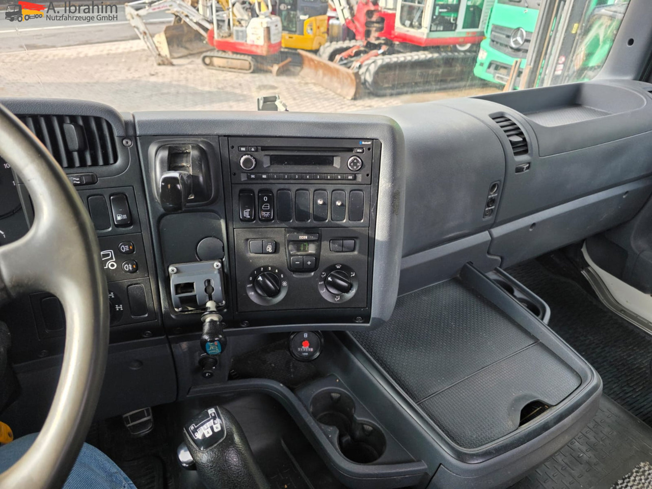 Scania R560 | 6x4 | V8 | Blatt Blatt | Schaltgetriebe | Kipphydraulik | Klima | Trommelbremse| 3 Pedals - Камион влекач: слика 3 Scania R560 | 6x4 | V8 | Blatt Blatt | Schaltgetriebe | Kipphydraulik | Klima | Trommelbremse| 3 Pedals - Камион влекач: слика 3