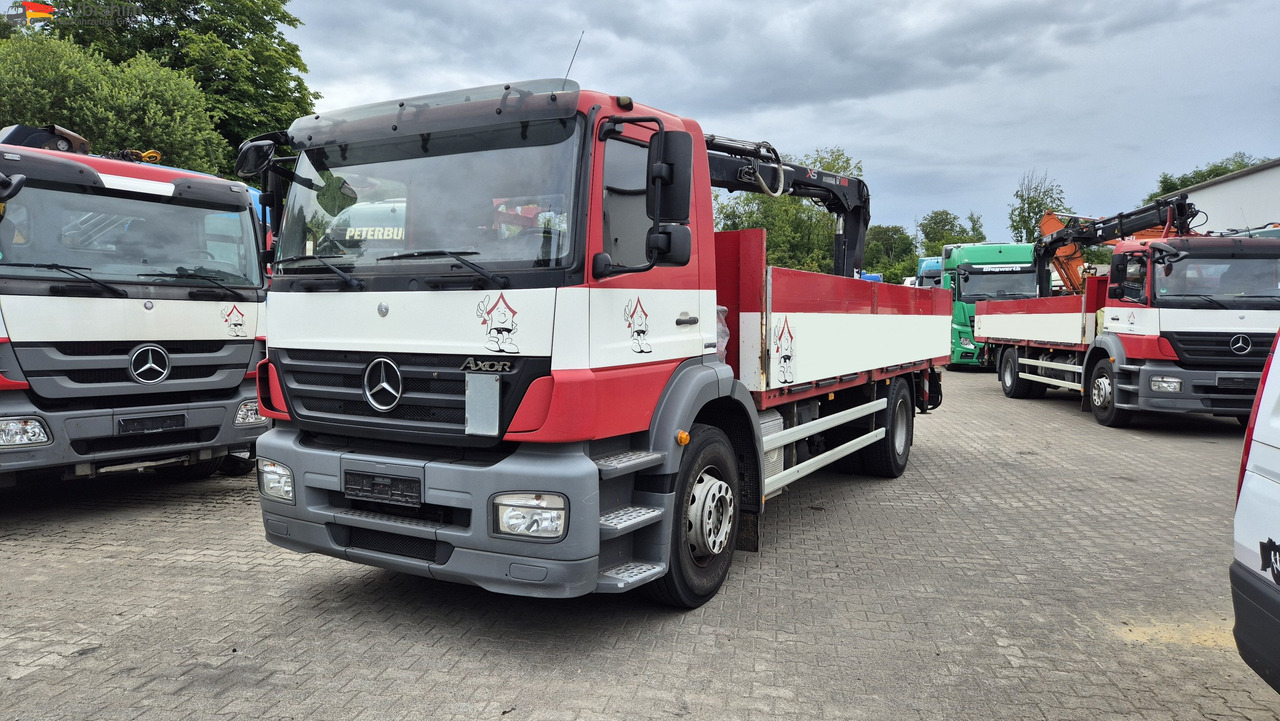 Mercedes-Benz 1833 HIAB Kran, Funk FB Scheckheft gepflegt bei Mercedes - Камион со платформа, Камион со кран: слика 1 Mercedes-Benz 1833 HIAB Kran, Funk FB Scheckheft gepflegt bei Mercedes - Камион со платформа, Камион со кран: слика 1