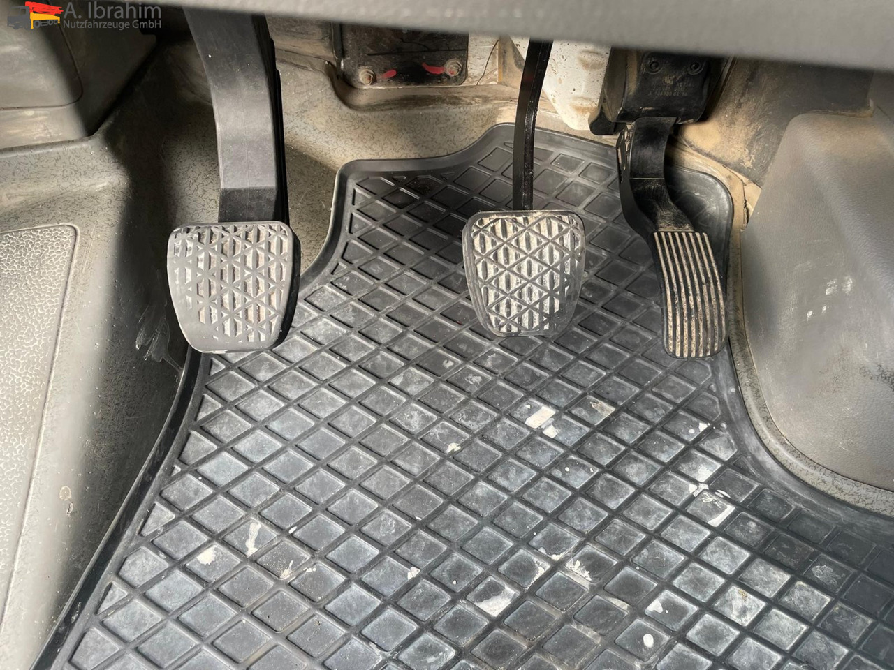 Mercedes-Benz Sprinter DB 319 CDI Geschlossen Kasten | 15 m³ | V6 | 4.5 m Radstand - Товарно комбе: слика 2 Mercedes-Benz Sprinter DB 319 CDI Geschlossen Kasten | 15 m³ | V6 | 4.5 m Radstand - Товарно комбе: слика 2