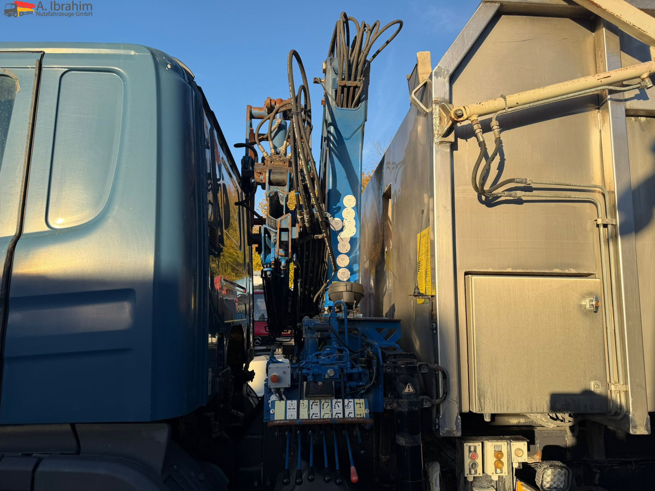 Scania B4X2 Edelstahlkipper für Tierkörperbeseitigung Kran MKG - Камион за ѓубре: слика 4 Scania B4X2 Edelstahlkipper für Tierkörperbeseitigung Kran MKG - Камион за ѓубре: слика 4