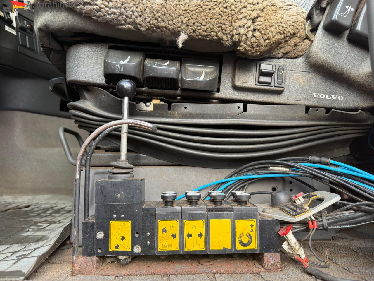 Volvo FH12-420 8x2 Fahrzeugpapiere Schweiz - Камион со кука за подигање: слика 4 Volvo FH12-420 8x2 Fahrzeugpapiere Schweiz - Камион со кука за подигање: слика 4