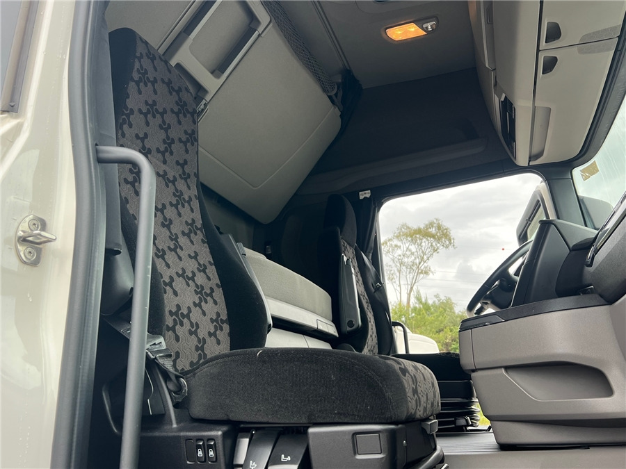 Камион влекач Scania R450: слика 13