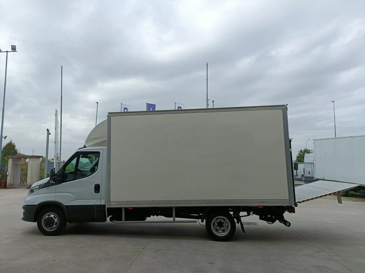 IVECO DAILY 35C16 3.0 - Комбе фургон: слика 2 IVECO DAILY 35C16 3.0 - Комбе фургон: слика 2