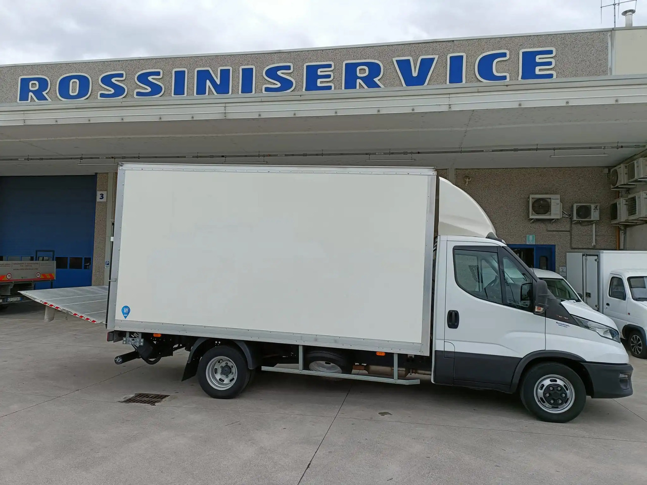 IVECO DAILY 35C16 3.0 - Комбе фургон: слика 4 IVECO DAILY 35C16 3.0 - Комбе фургон: слика 4