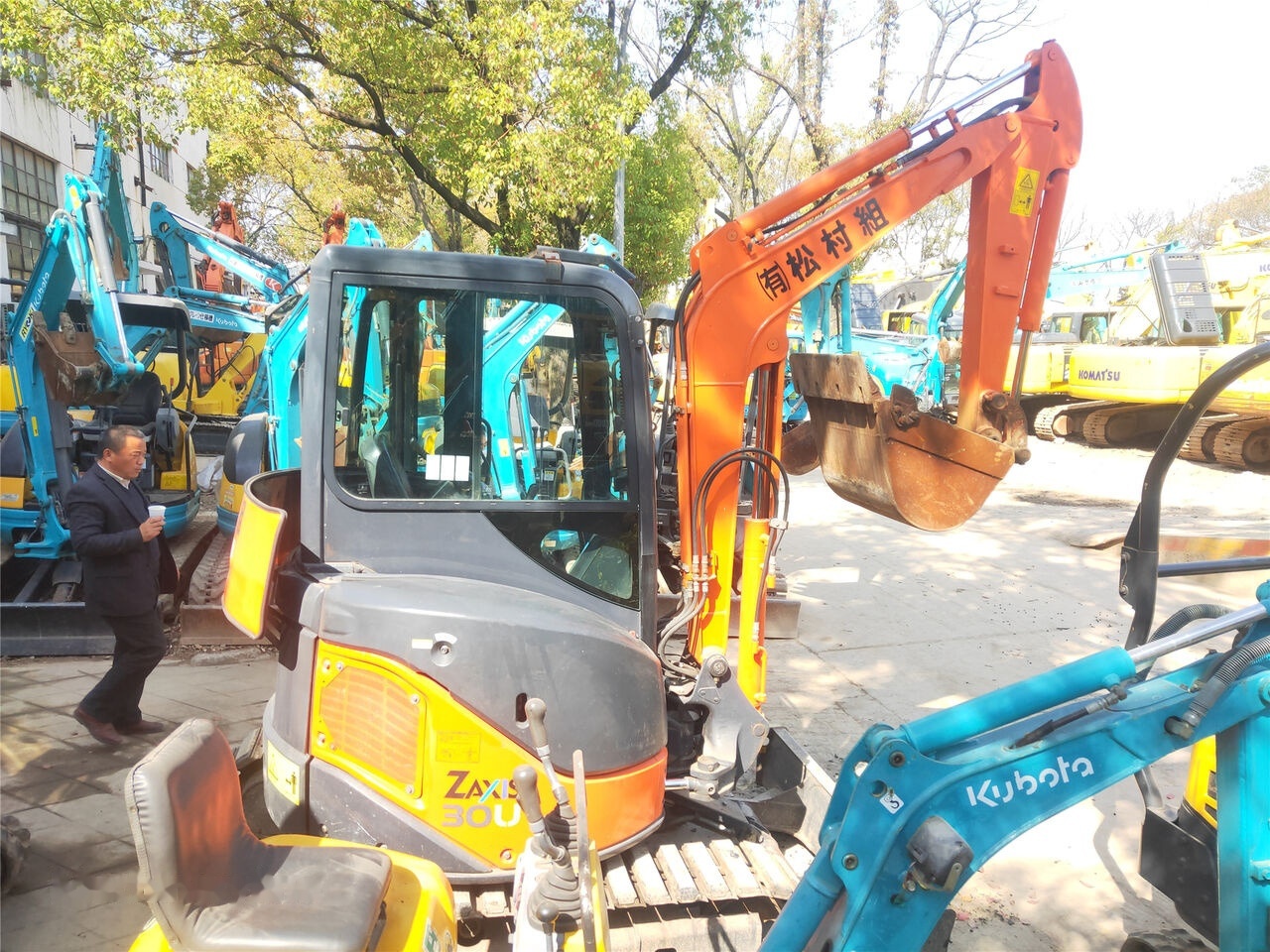 Hitachi ZX30 - Мини багер: слика 2 Hitachi ZX30 - Мини багер: слика 2
