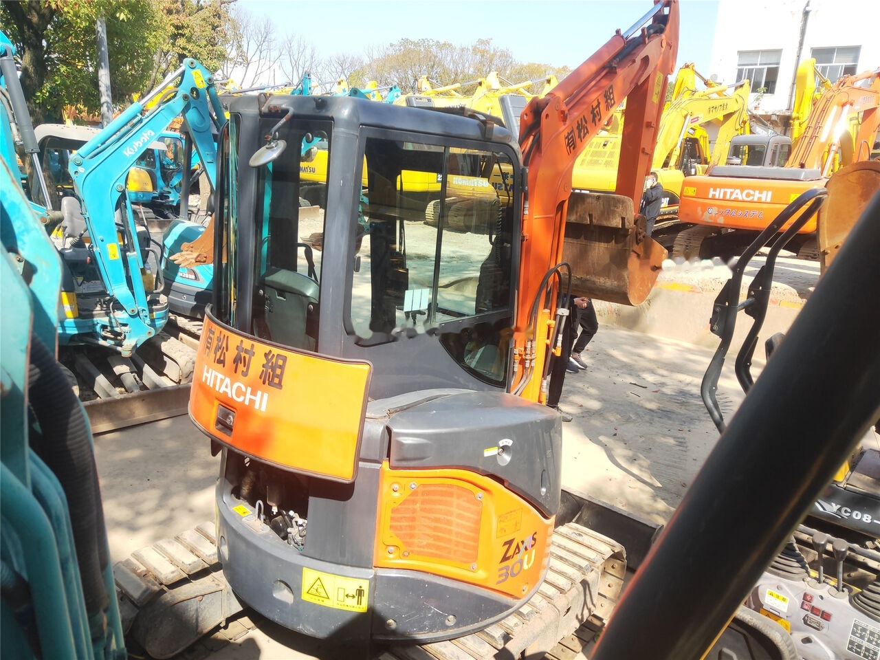 Hitachi ZX30 - Мини багер: слика 1 Hitachi ZX30 - Мини багер: слика 1