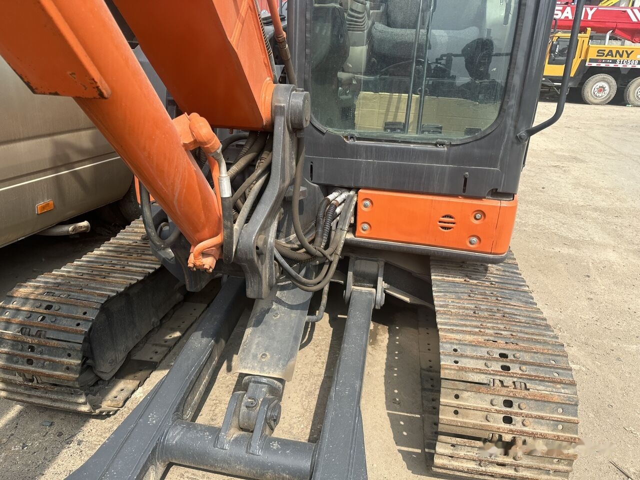 Hitachi ZX65 - Мини багер: слика 2 Hitachi ZX65 - Мини багер: слика 2