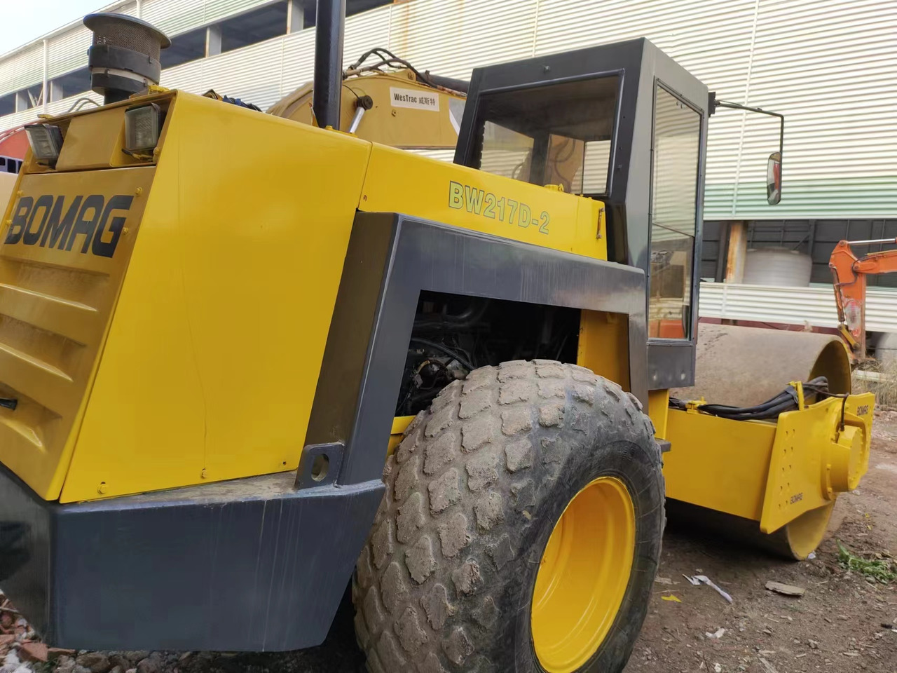 BOMAG BW217D - Компактор: слика 3 BOMAG BW217D - Компактор: слика 3
