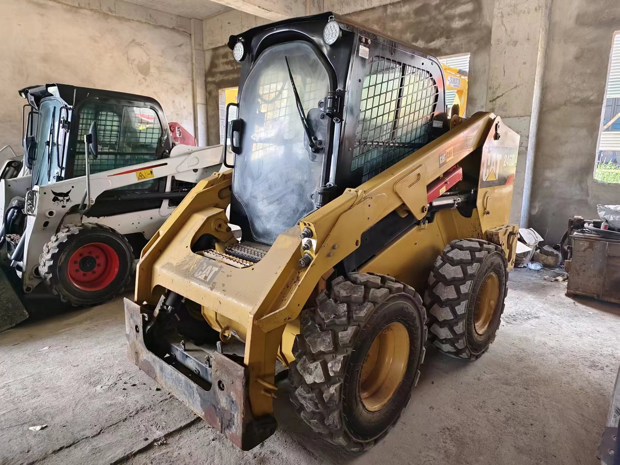 CATERPILLAR 246D - Компактен натоварувач: слика 4 CATERPILLAR 246D - Компактен натоварувач: слика 4