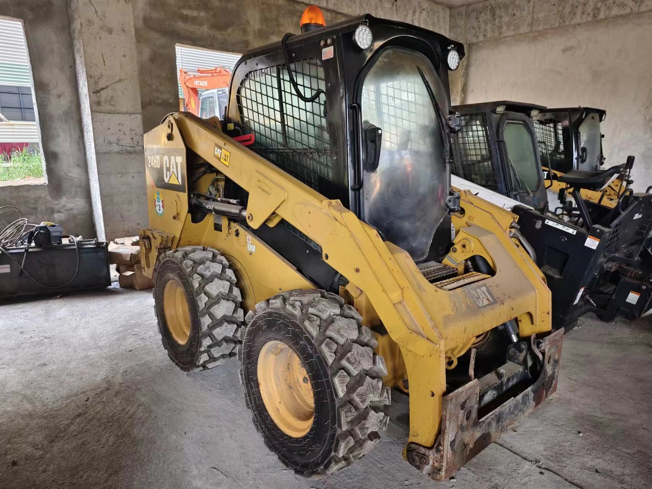 CATERPILLAR 246D - Компактен натоварувач: слика 2 CATERPILLAR 246D - Компактен натоварувач: слика 2