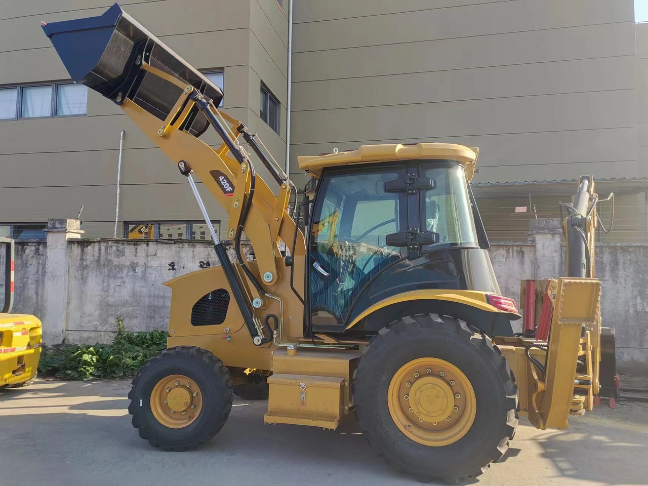 CATERPILLAR 420F - Ровокопач: слика 1 CATERPILLAR 420F - Ровокопач: слика 1