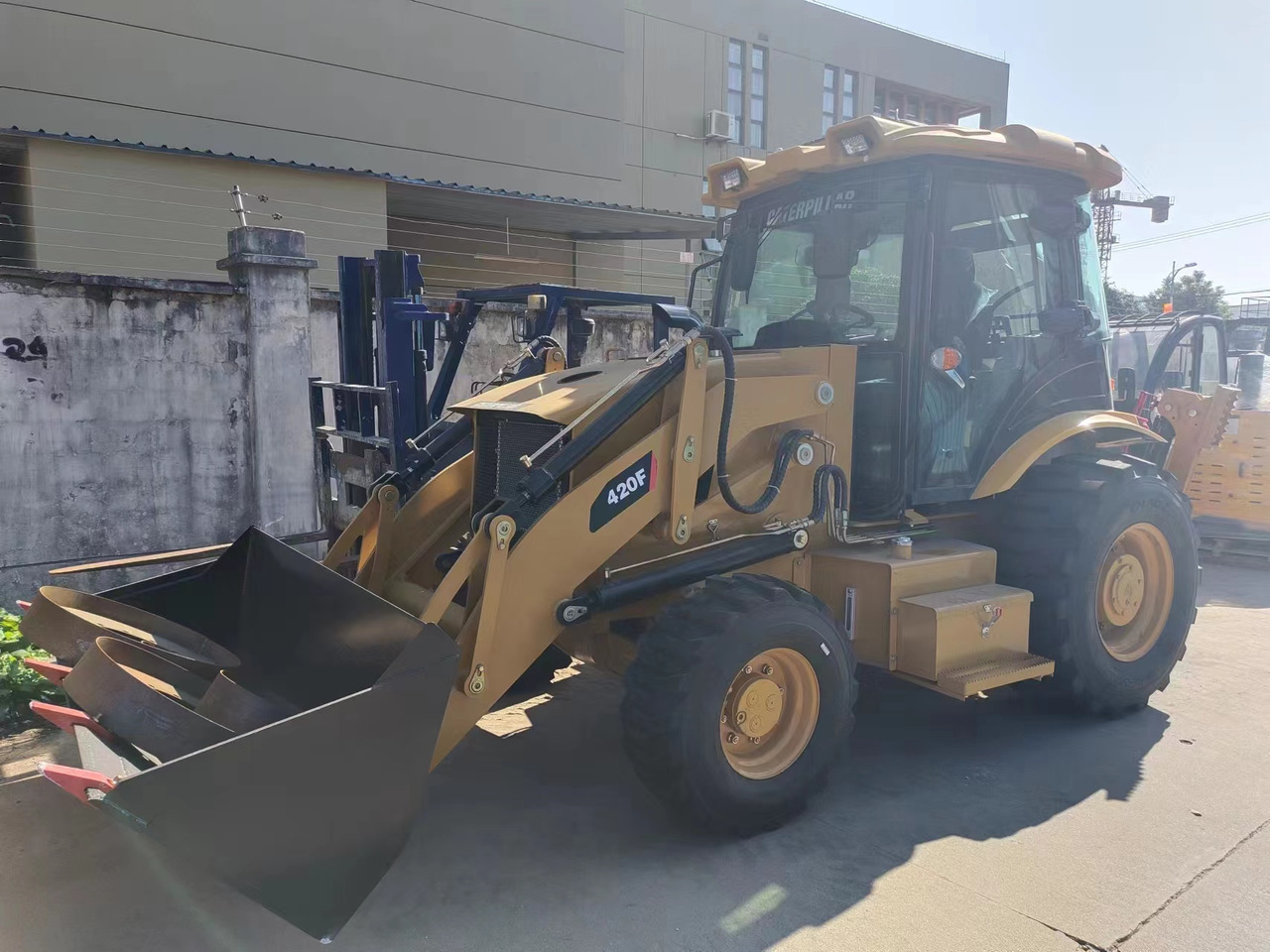 CATERPILLAR 420F - Ровокопач: слика 1 CATERPILLAR 420F - Ровокопач: слика 1