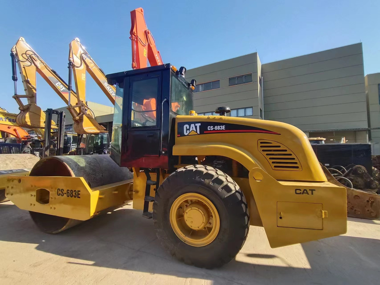 CATERPILLAR CS683E - Компактор: слика 1 CATERPILLAR CS683E - Компактор: слика 1