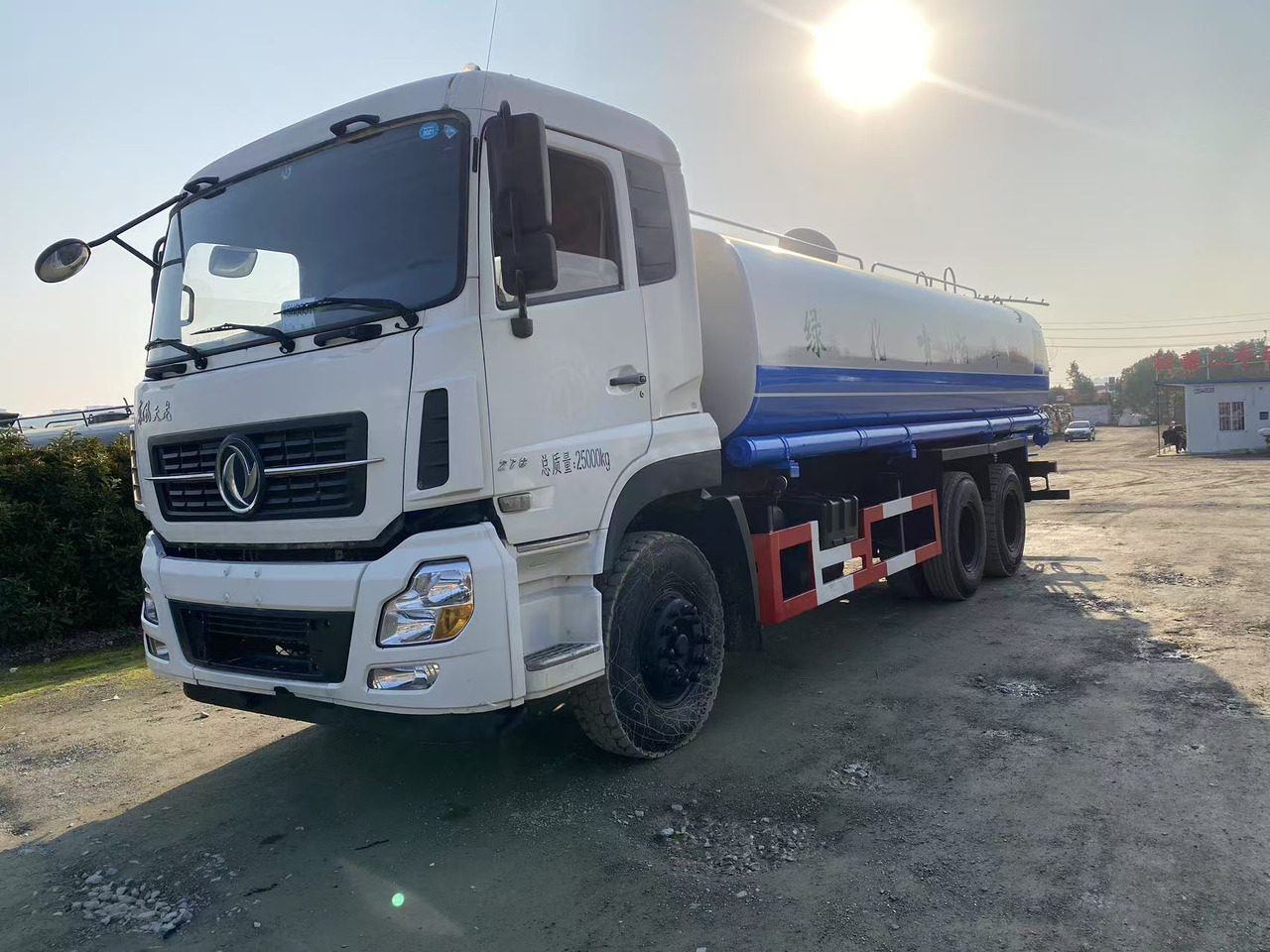 DONGFENG 20000L water truck Sprinkler - Камион цистерна: слика 1 DONGFENG 20000L water truck Sprinkler - Камион цистерна: слика 1