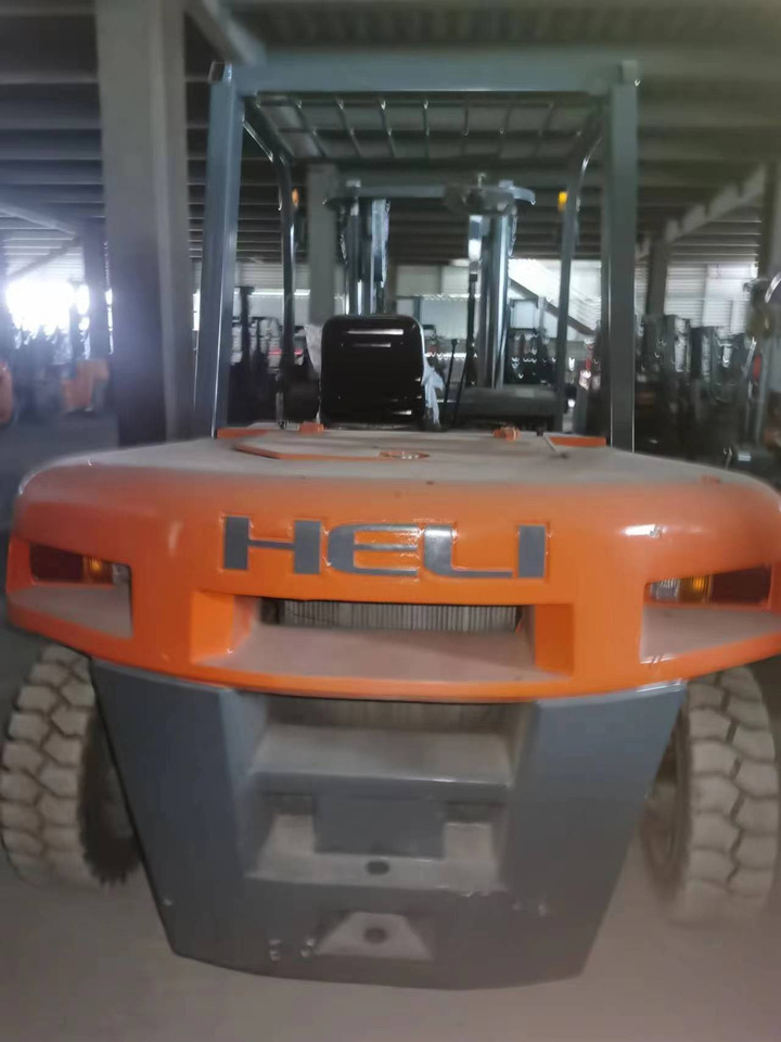 HELI 70 DIESEL FORKLIFT 7TON - Дизел вилушкар: слика 2 HELI 70 DIESEL FORKLIFT 7TON - Дизел вилушкар: слика 2