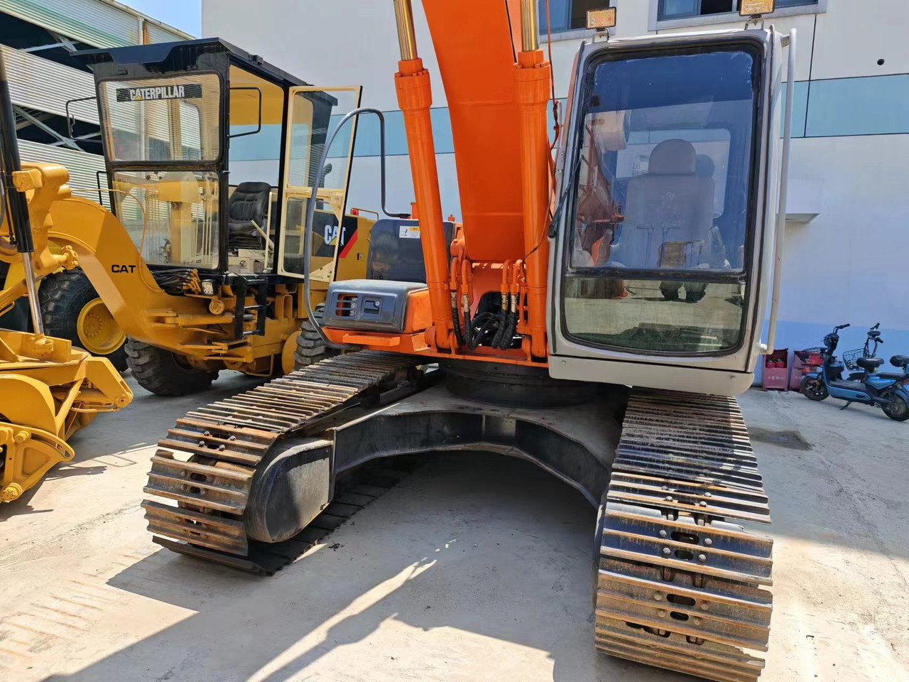 HITACHI EX200-5 - Багер гасеничар: слика 3 HITACHI EX200-5 - Багер гасеничар: слика 3