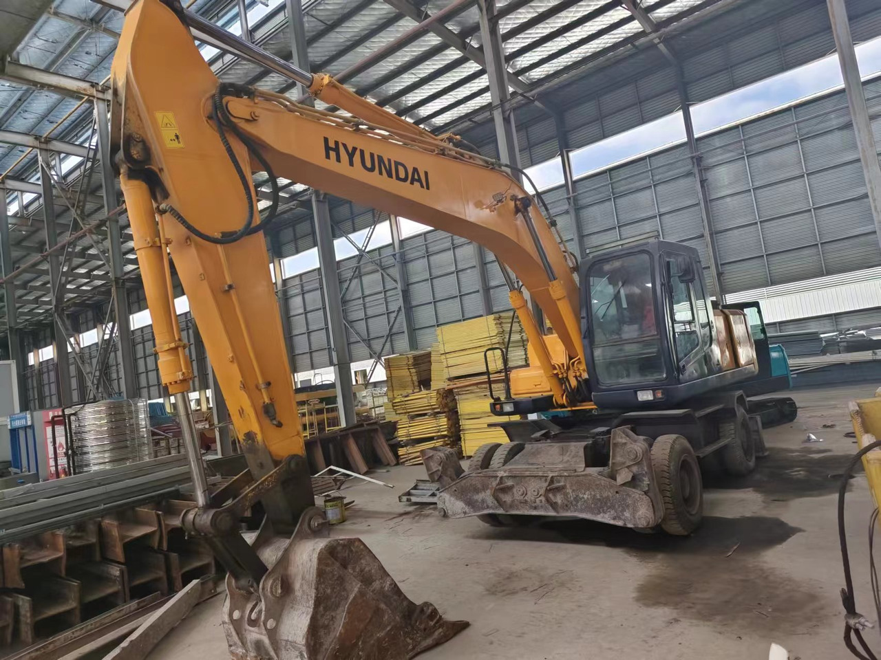 HYUNDAI 210W-7 - Багер на тркала: слика 1 HYUNDAI 210W-7 - Багер на тркала: слика 1