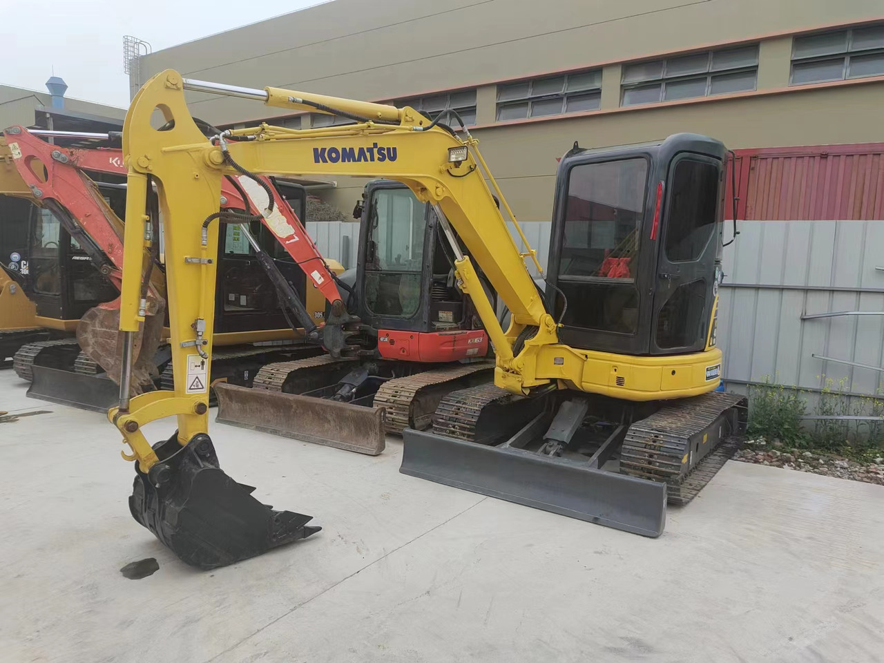 Komatsu pc40 - Мини багер: слика 1 Komatsu pc40 - Мини багер: слика 1
