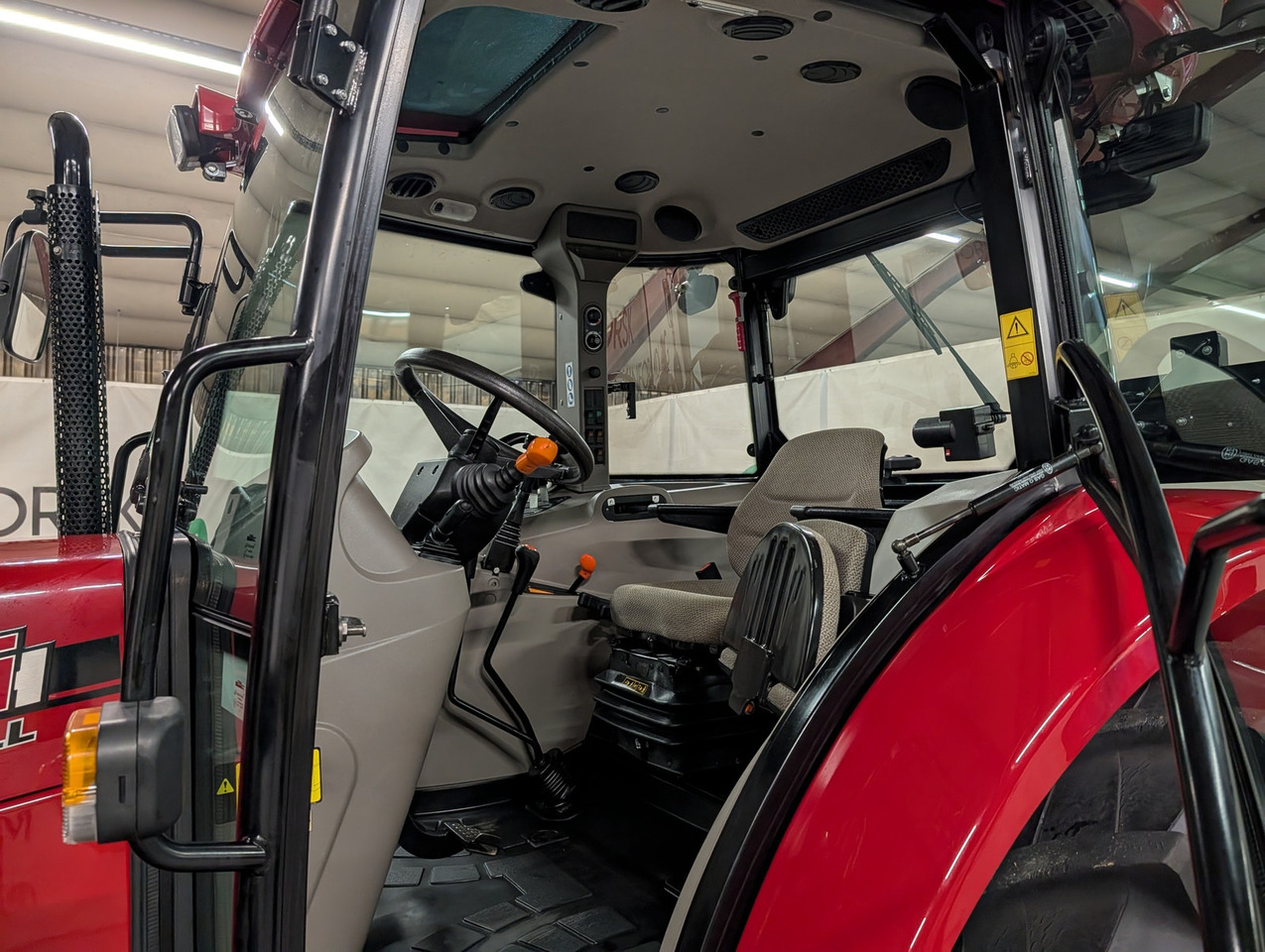 Трактор CASE IH Farmall 85A: слика 12 Трактор CASE IH Farmall 85A: слика 12