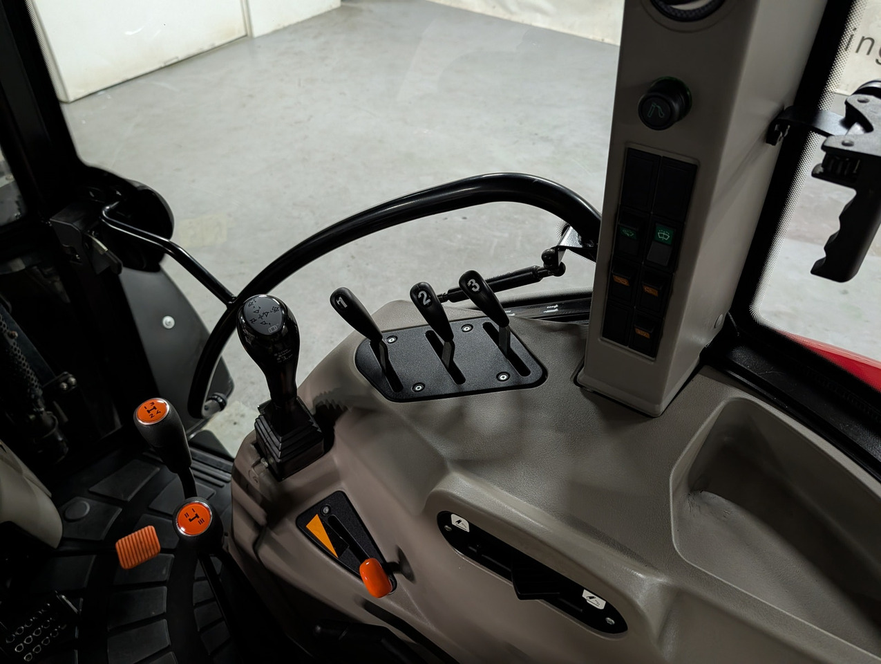 Трактор CASE IH Farmall 85A: слика 14 Трактор CASE IH Farmall 85A: слика 14