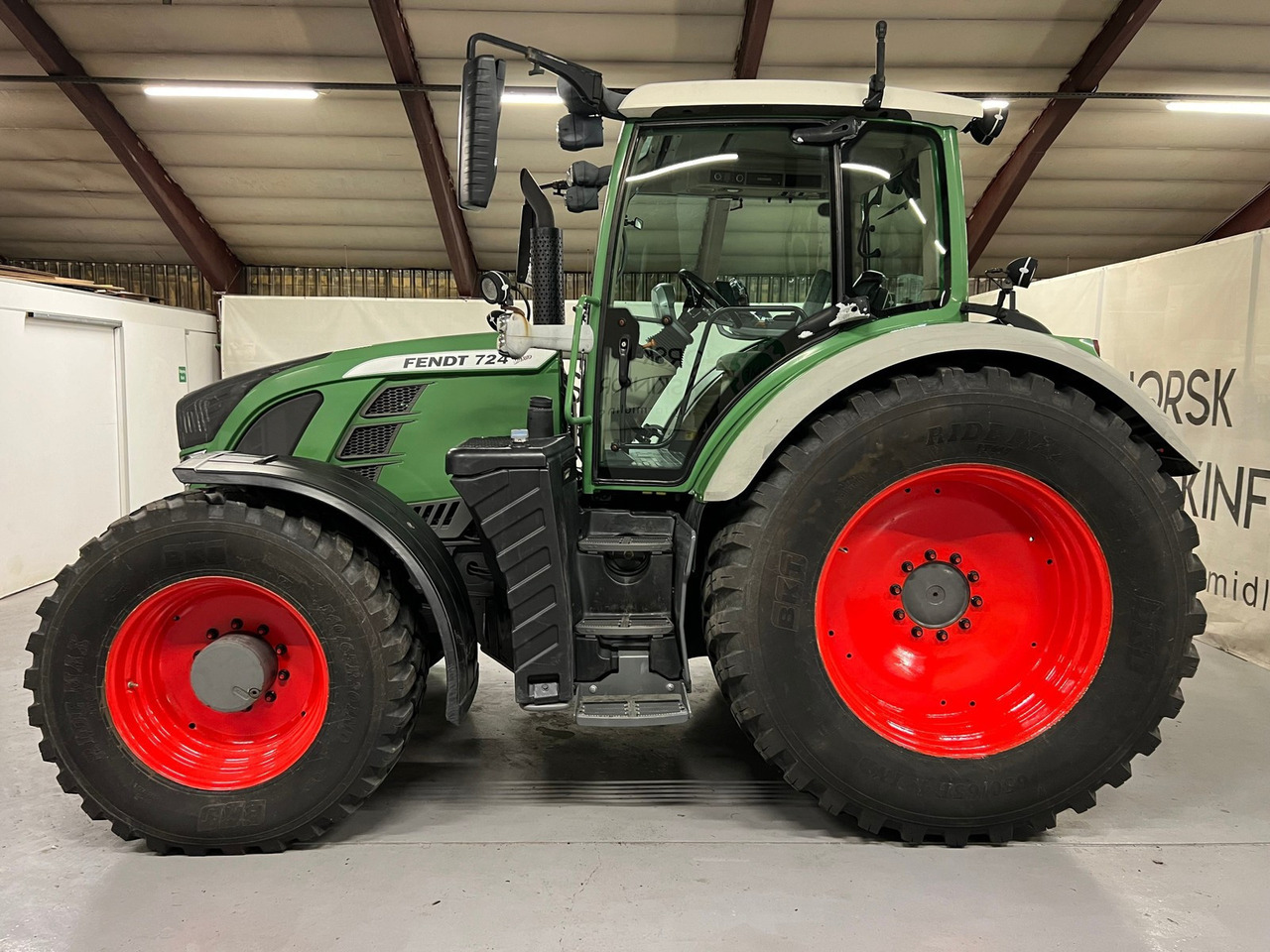 Fendt 724 Vario - Трактор: слика 1 Fendt 724 Vario - Трактор: слика 1